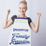 Mit Monogramm Wiedersehen Schürze<br><div class="desc">Die Family Wiedersehen Schürze ist eine lustige und im Retro-Stil gehaltene Schürze, die Ihren Familiennamen ergänzt. Egal ob Sie Hamburger grillen oder einen Apfelkuchen backen, diese Schürze lässt Sie gut aussehen und sich großartig fühlen. Es ist ideal für Wiedersehen, Ansammlungen und Veranstaltungen, bei denen Sie gewollt haben, Ihren ganz persönlichen...</div>