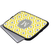 Mit Monogramm Yellow Gray Diamond Ikat Muster Laptopschutzhülle (Vorne Knopf)