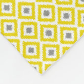 Mit Monogramm Yellow Greonds Ikat Pattern Fleecedecke (Ecke)