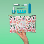 Mit Monogramm Zubehörtasche<br><div class="desc">Stilvoll rosa Blumenmuster mit Ihren Monogramm-Initialen auf der Vorderseite dieses kleinen Accessoires. Perfekt für Kosmetik, Bleistiftkoffer, Aufbewahrung Ihrer Ladekorde oder alles andere. Der Beutel wird mit einem Überdruck auf langlebigen, gewebten Materialien mit Reißverschluss hergestellt. Die Größe beträgt 8, 5" x 6" (Übergabe auf die größere Größe). PASSENDE Artikel in unserer...</div>