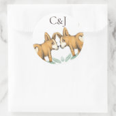 Mit Monogramm zwei Grooms Corgi Hunde Hochzeit Runder Aufkleber (Tasche)