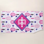 Mit Name und Initial, rosa und lila Tennisschläger Strandtuch (Vorderseite)