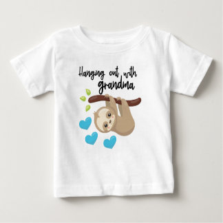 Mit Oma auf der Straße ausgehen Baby T-shirt