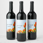 Mit orangefarbenen und roten Tulpen wird es bald b Weinetikett (Flaschen)