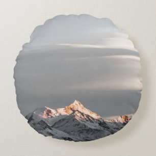 MIT SCHNEE BEDECKTE BERGE RUNDES KISSEN