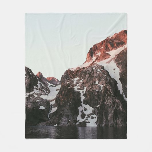 MIT SCHNEE BEDECKTER BERG AUF WASSERKÖRPER FLEECEDECKE (Vorderseite)