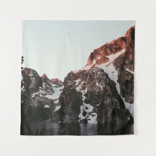 MIT SCHNEE BEDECKTER BERG AUF WASSERKÖRPER WANDTEPPICH (Vorderseite)