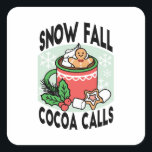 Mit Schneefall-Kakaoanrufen wärmen - Winter Drink Quadratischer Aufkleber<br><div class="desc">Erfrischung mit unserem "Snow Fall Cocoa Calls" Design! Mit einer Tasse Kakao mit niedlichem Lebkuchenmann, Schneeflocken und Weihnachtsdekor ist dieses Design perfekt für T - Shirt, Tasse und festliche Wohngestaltung. Ein gemütliches Winterkunstwerk, das sich ideal für diejenigen eignet, die heiße Drinks und Ferien in Liebe haben. #WinterCocoa #HolidayDrinks #ChristmasVibes #CozyCocoaArt...</div>