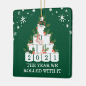 Mit seinem lustigen Toilettenpapier Weihnachtsbaum Keramikornament (Links)