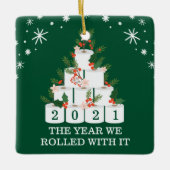 Mit seinem lustigen Toilettenpapier Weihnachtsbaum Keramikornament (Vorderseite)