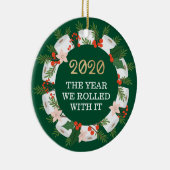 Mit seinem lustigen Toilettenpapier Weihnachtskran Keramik Ornament (Rechts)