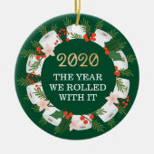 Mit seinem lustigen Toilettenpapier Weihnachtskran Keramik Ornament (Vorne)