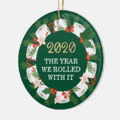 Mit seinem lustigen Toilettenpapier Weihnachtskran Keramik Ornament (Links)