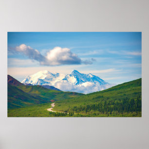 Mit seinen riesigen Bergen und umgeben von einem W Poster