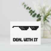 Mit seiner Sonnenbrille umgehen Postkarte (Stehend Vorderseite)