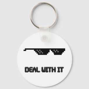 Mit seiner Sonnenbrille umgehen Schlüsselanhänger