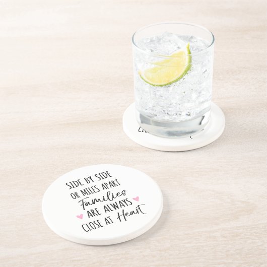 Mit Side oder Miles Apart Familien sind im Herzen  Getränkeuntersetzer (Seite)