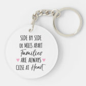 Mit Side oder Miles Apart Familien sind im Herzen Schlüsselanhänger (Rückseite)