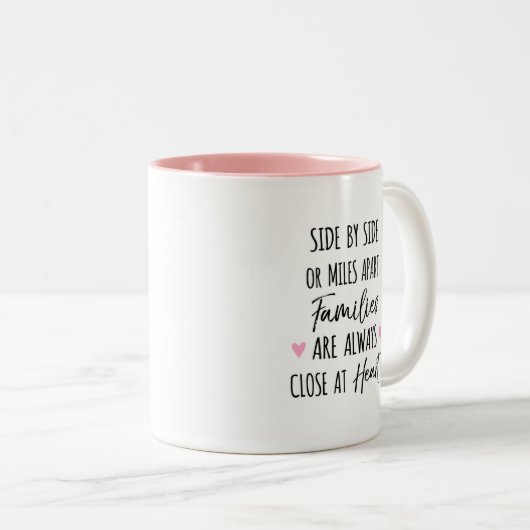 Mit Side oder Miles Apart Familien sind im Herzen Zweifarbige Tasse (VorderseiteRechts)