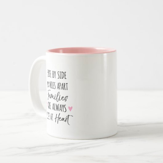 Mit Side oder Miles Apart Familien sind im Herzen Zweifarbige Tasse (Vorderseite Links)
