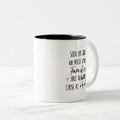Mit Side oder Miles Apart Familien sind im Herzen Zweifarbige Tasse (VorderseiteRechts)