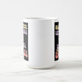 Mit Snacks und Lächeln überleben – Echt und Resili Kaffeetasse (Mittel)