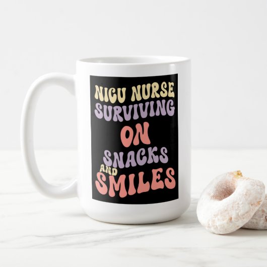 Mit Snacks und Lächeln überleben – Echt und Resili Kaffeetasse (Mit Donut)