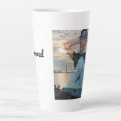 Mit Sonnenlicht und Latte-Tasse Milchtasse (Vorderseite)