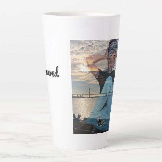 Mit Sonnenlicht und Latte-Tasse Milchtasse (Vorderseite)