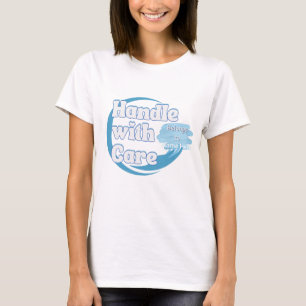 Mit Sorgfalt behandeln – Gehört Name Personalisier T-Shirt
