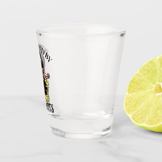 Mit Spirituosen befeuert Schnapsglas (Rechts)