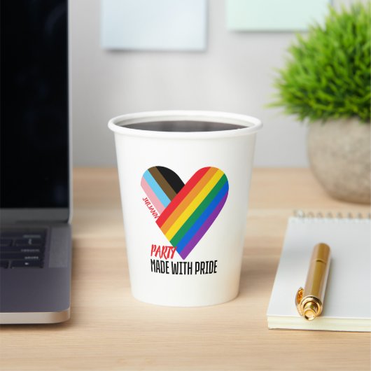 Mit Stolz gefertigt Regenbogen-Herz Custom Modern Pappbecher (InSitu)