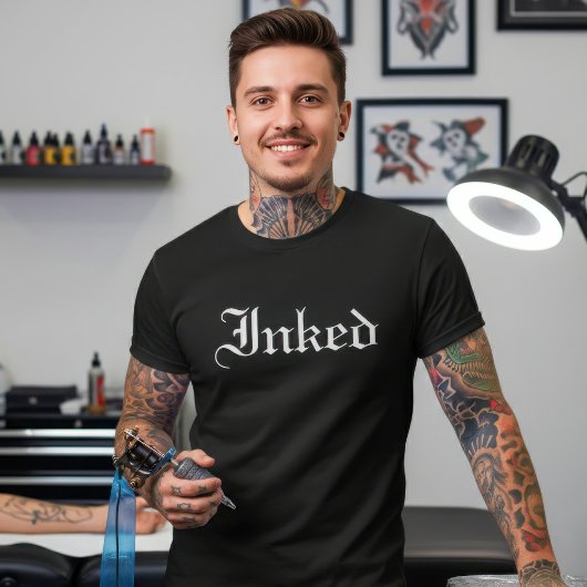 Mit Tinte geschwärzter gotischer Schriftart für T-Shirt