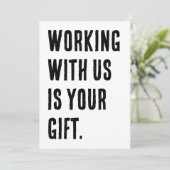 Mit uns zu arbeiten ist Ihr Geschenk lustigen Mita Einladung (Stehend Vorderseite)