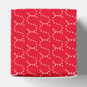 Mit w/Initial, Weißbuchstaben, rotes Geschenk anpa Geschenkschachtel (Oben)