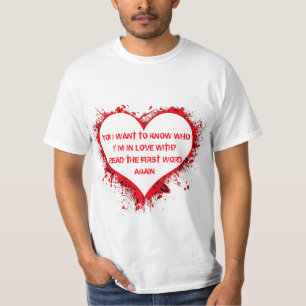 Mit wem ich in Liebe bin, lustiger Text in rotem H T-Shirt