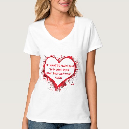 Mit wem ich in Liebe bin, lustiger Text in rotem H T-Shirt (Vorderseite)