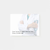 Mitarbeiter des Arztes am Schreibtisch Post-it Klebezettel (Vorderseite)