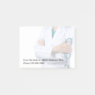 Mitarbeiter des Arztes am Schreibtisch Post-it Klebezettel