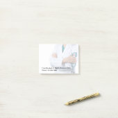 Mitarbeiter des Arztes am Schreibtisch Post-it Klebezettel (Auf Schreibtisch)