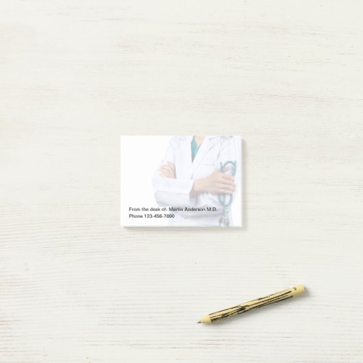 Mitarbeiter des Arztes am Schreibtisch Post-it Klebezettel (Auf Schreibtisch)