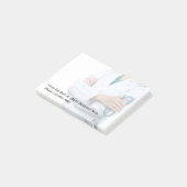 Mitarbeiter des Arztes am Schreibtisch Post-it Klebezettel (angewinkelt)