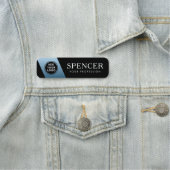 Mitarbeiter des Logobetriebes, blau gezeichnet Namensschild (Beispiel)