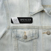 Mitarbeiter des Logopersonals mit hellgrauem Farbv Namensschild (Beispiel)