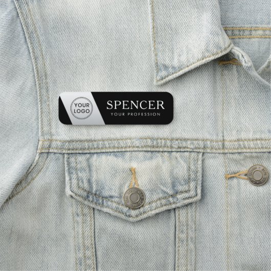 Mitarbeiter des Logopersonals mit hellgrauem Farbv Namensschild (Beispiel)