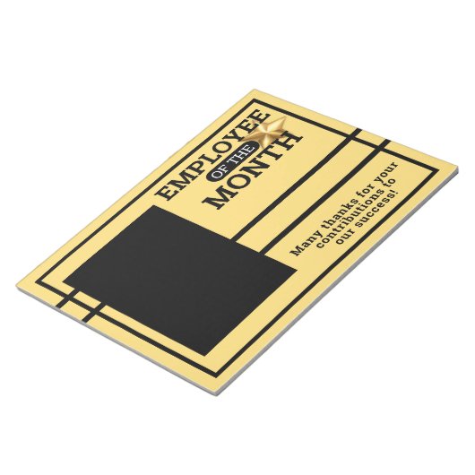 Mitarbeiter des monatlichen Ausfüllen des Fotos Notizblock (angewinkelt)