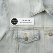 Mitarbeiter des Unternehmens mit eigenem Logo in j Namensschild (Beispiel)