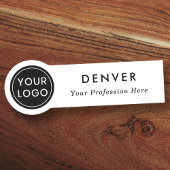 Mitarbeiter des Unternehmens mit eigenem Logo in j Namensschild