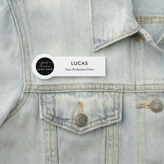 Mitarbeiter des Unternehmens mit eigenem Logo, mit Namensschild (Beispiel)