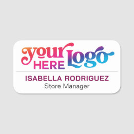 Mitarbeiter des Unternehmens mit Firmenlogo für be Namensschild